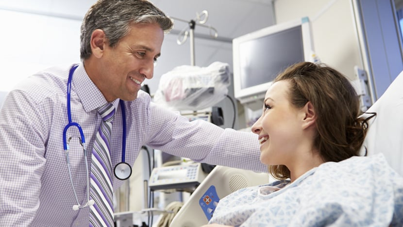 医師が患者さんに話しかける