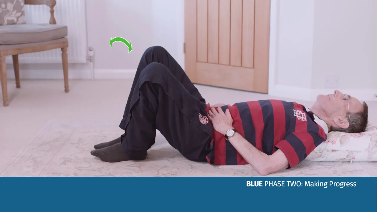 一個人在地板上做運動