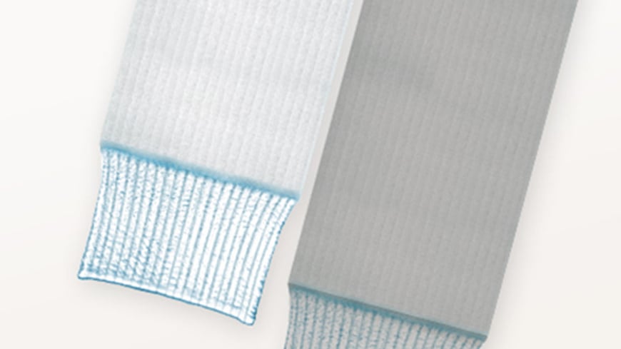 un gros plan d’une serviette à rayures bleues et blanches