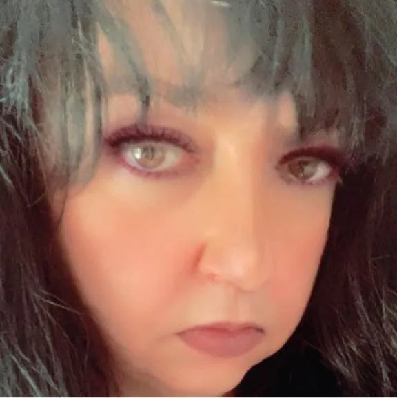 una donna con gli occhi marroni