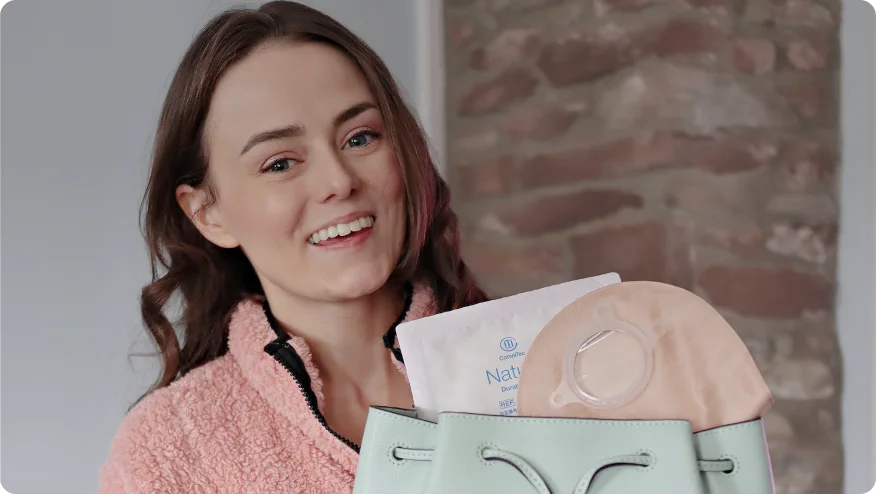 Une vidéo sur Maggie partageant son expérience sur l’utilisation des produits d’ostomie Convatec pour un voyage confortable et confiant.