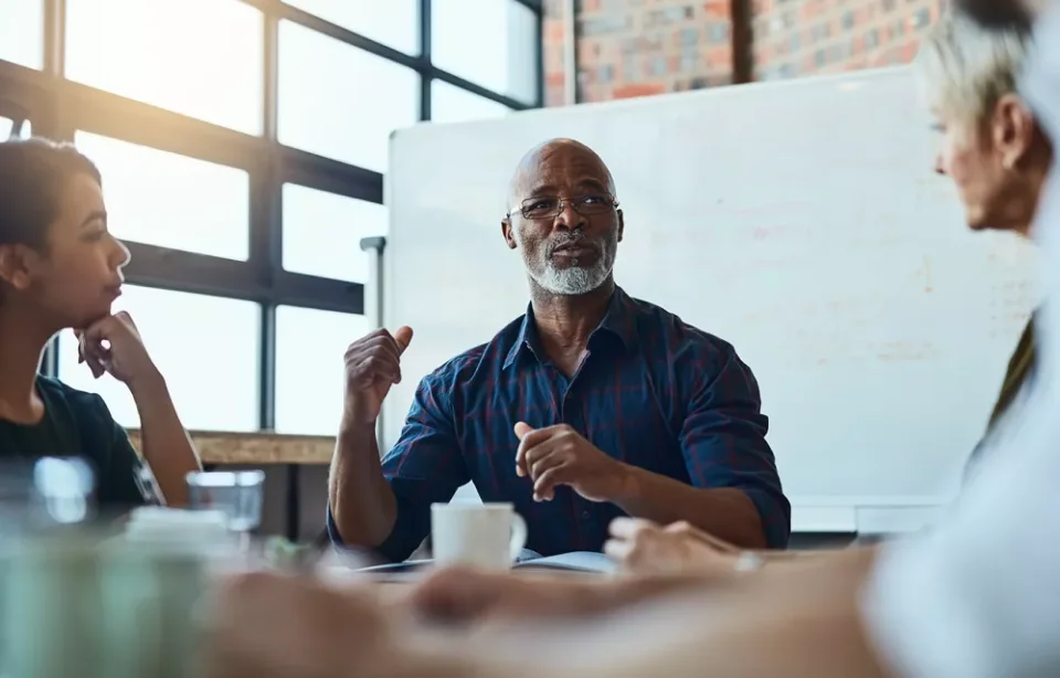 masada oturan bir kişi