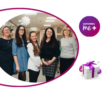 skupina žen pózujících na fotografii