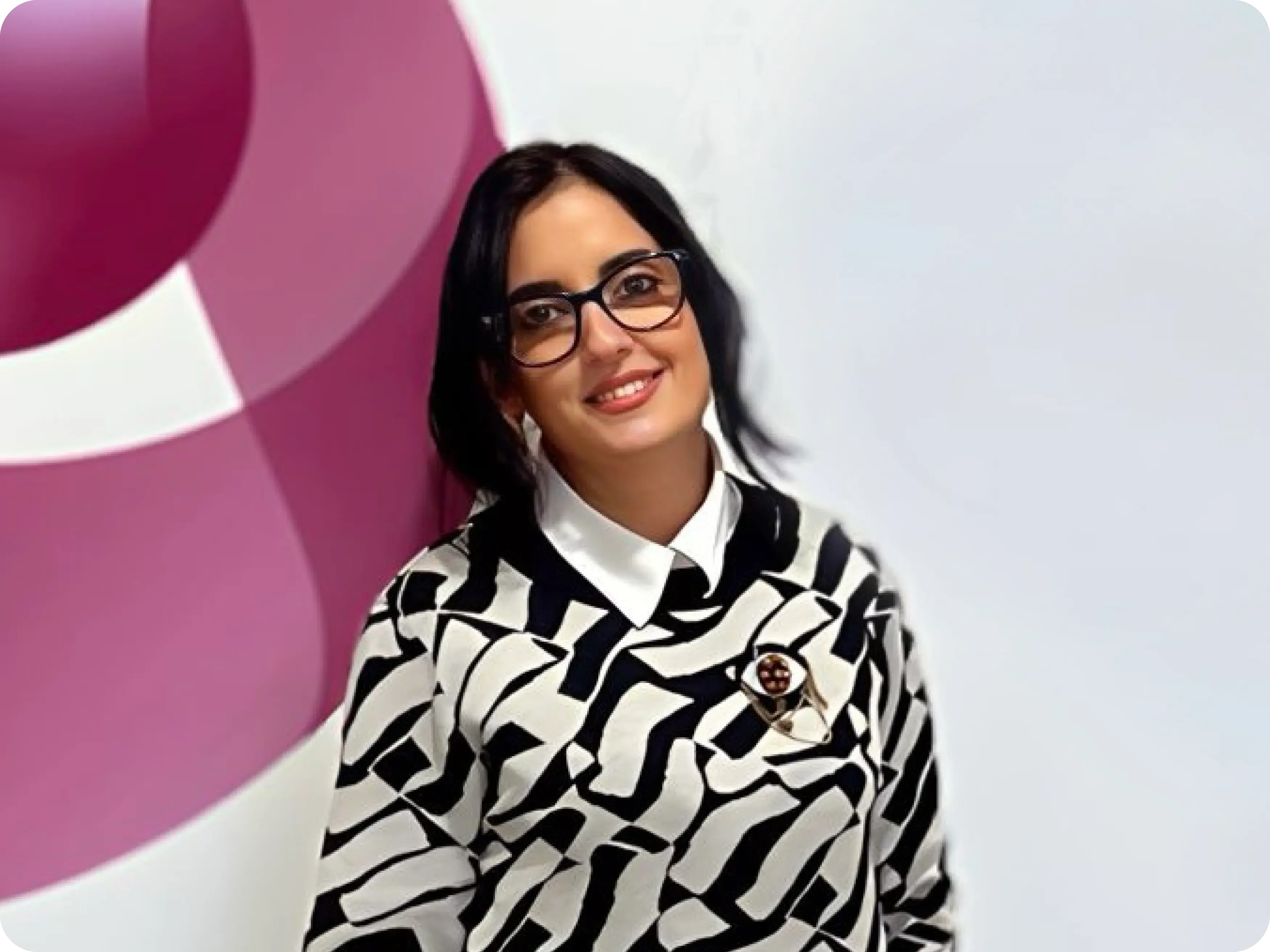 une femme portant des lunettes