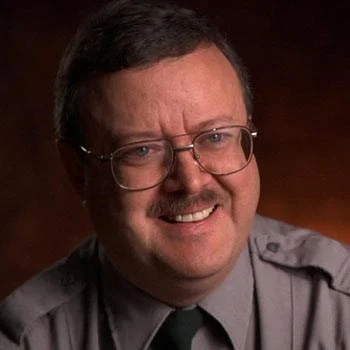 Obrázok muža žijúceho so stómiou