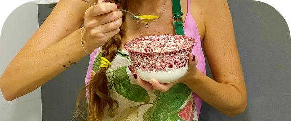 Elinde bir kase yemek tutan bir kadın