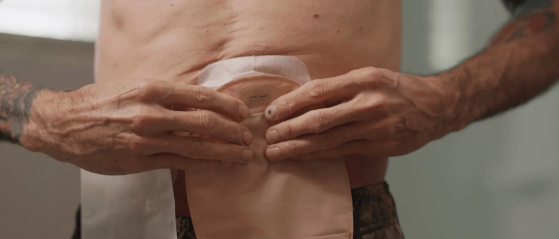 Detailní záběr rukou držících šálek