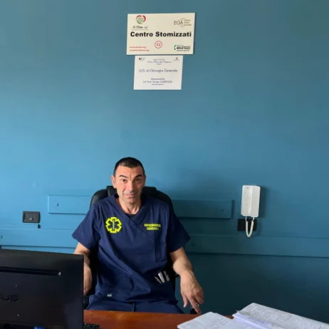 机に座っている男