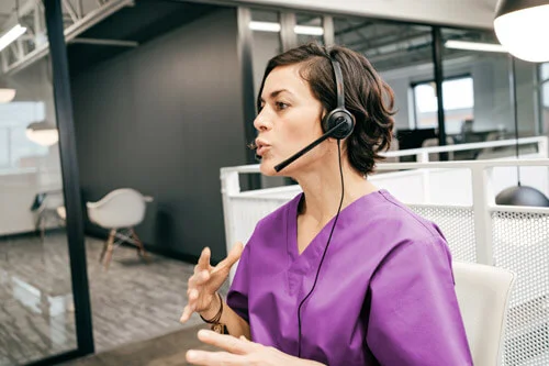 En kvinna som bär hörlurar