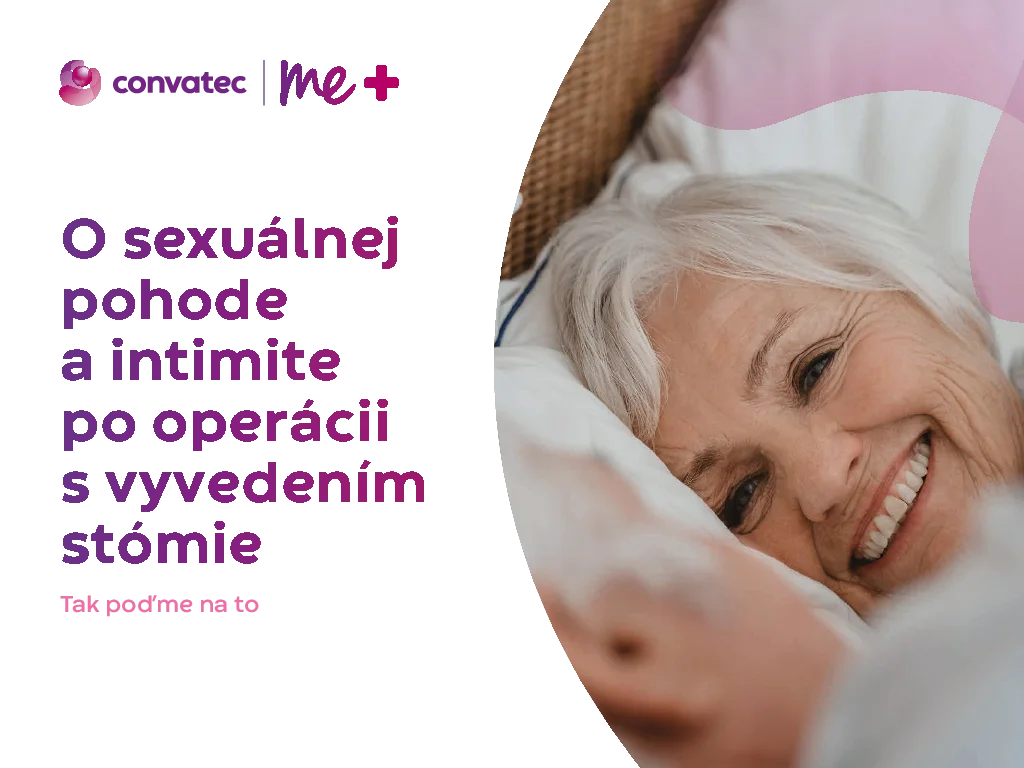 osoba usmievajúca sa s rukou na tvári