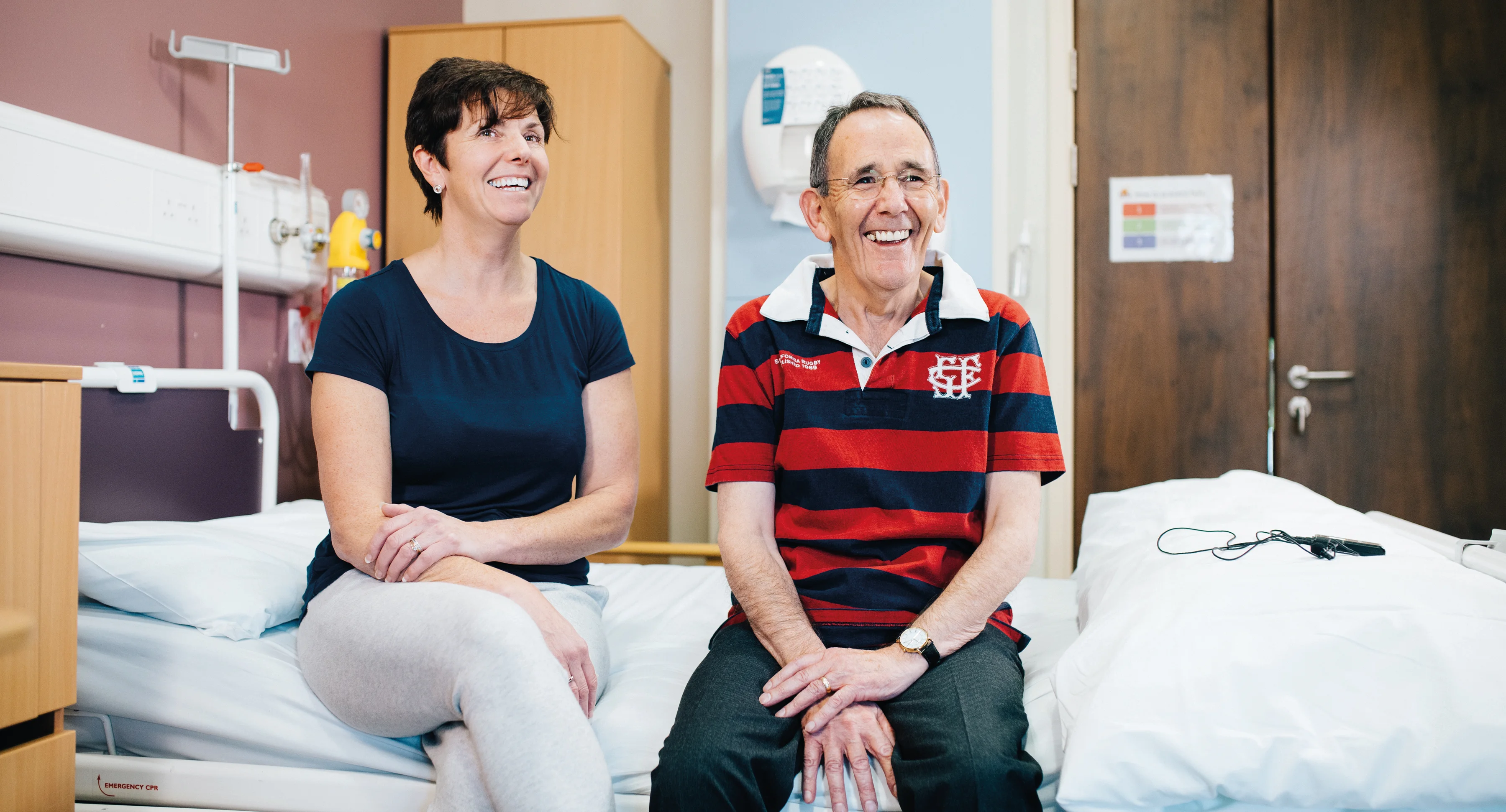 병원 침대에 앉아 있는 남자와 여자