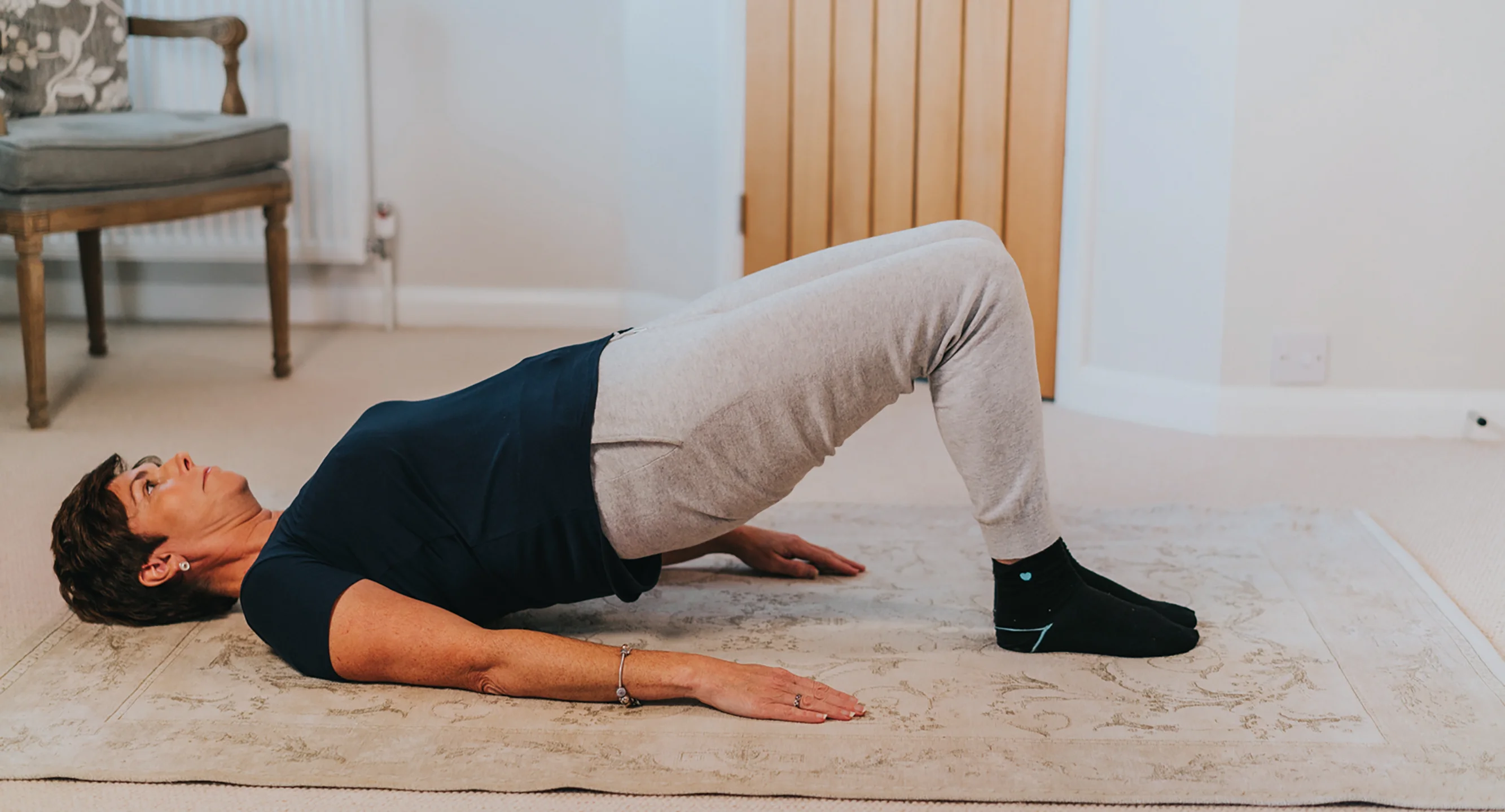 una persona haciendo una tabla en el suelo