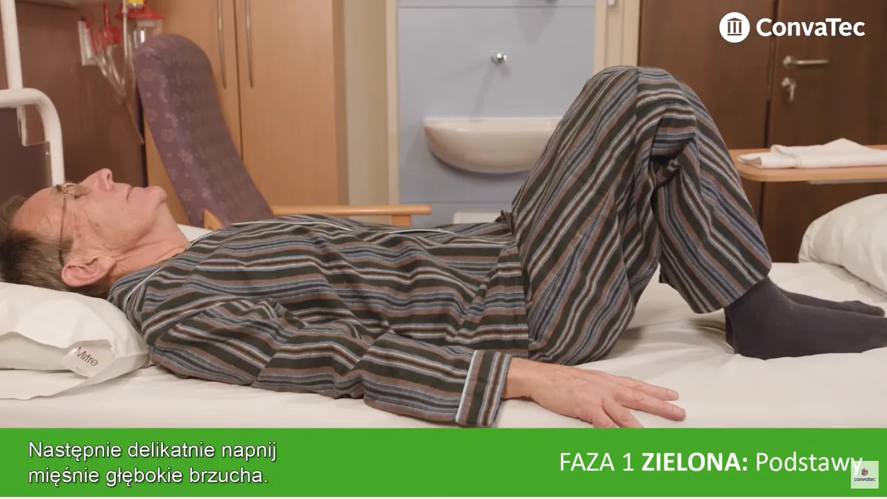 osoba leżąca na szpitalnym łóżku