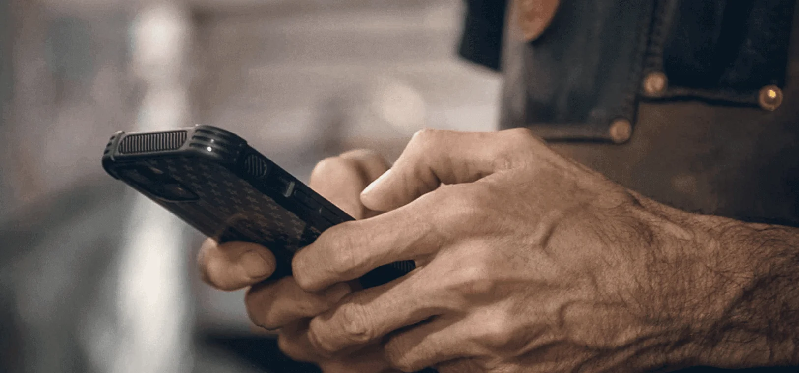 une personne tenant un téléphone cellulaire