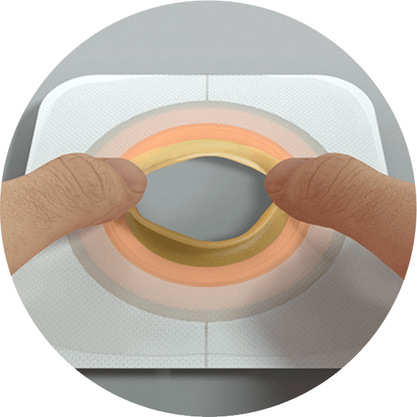 una mano sosteniendo una taza de café